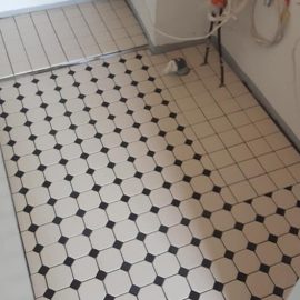Kylpyhuoneen lattian uudistaminen